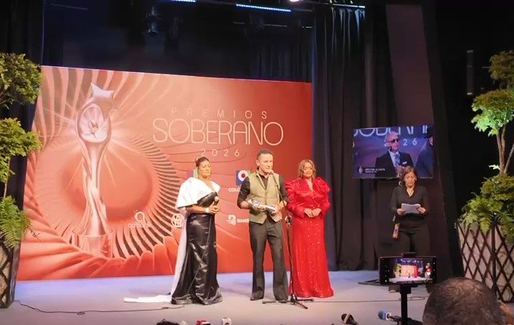 Fonseca recibe Soberano especial y reafirma su conexión con la música dominicana