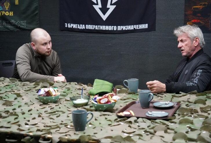 Sean Penn visita el frente en Ucrania con el exjefe de Zelenski, Andrí Yermak