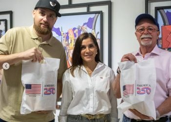 Embajadora Leah F. Campos visita estudio de Somos Pueblo Media y resalta el valor de los medios independientes