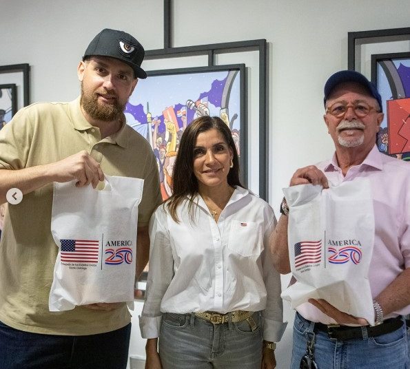 Embajadora Leah F. Campos visita estudio de Somos Pueblo Media y resalta el valor de los medios independientes