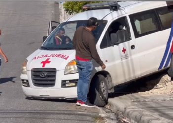 Ambulancia sufre incidente al desplazarse sin control y colisiona con local comercial en Jarabacoa