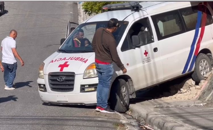 Ambulancia sufre incidente al desplazarse sin control y colisiona con local comercial en Jarabacoa