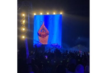 A sus 58 años, David Guetta enciende miradas y suspiros tras quitarse la camisa en su show en RD