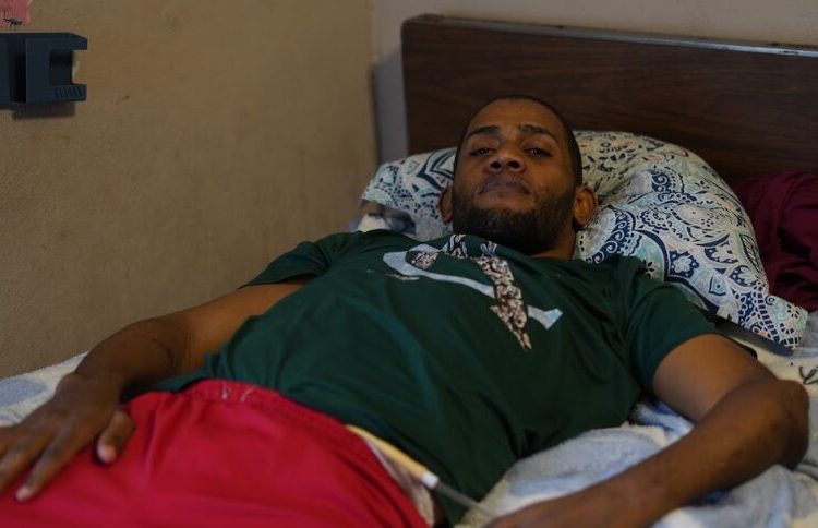Joven lleva seis años postrado en cama y pide ayuda para continuar sus terapias