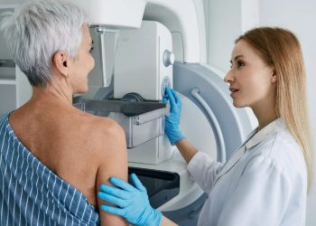 Desvelan por qué el riesgo de cáncer de mama aumenta tras la menopausia