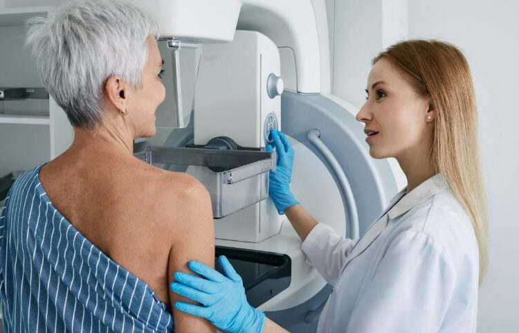 Desvelan por qué el riesgo de cáncer de mama aumenta tras la menopausia