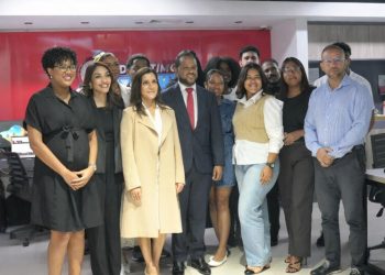 Embajadora Leah Campos visita redacción de De Último Minuto