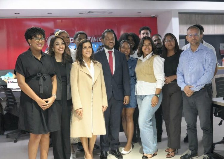 Embajadora Leah Campos visita redacción de De Último Minuto