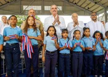 Abinader inaugura cancha techada en escuela de Licey al Medio con inversión de casi RD$30 millones