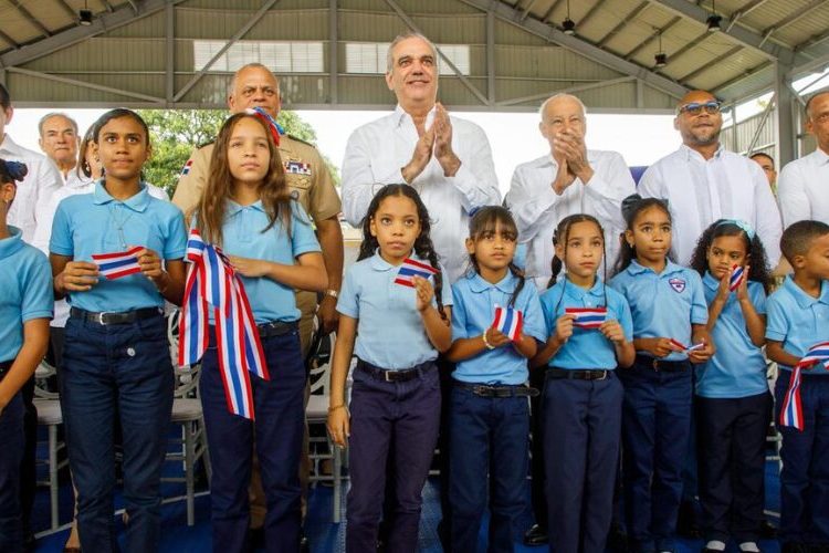 Abinader inaugura cancha techada en escuela de Licey al Medio con inversión de casi RD$30 millones