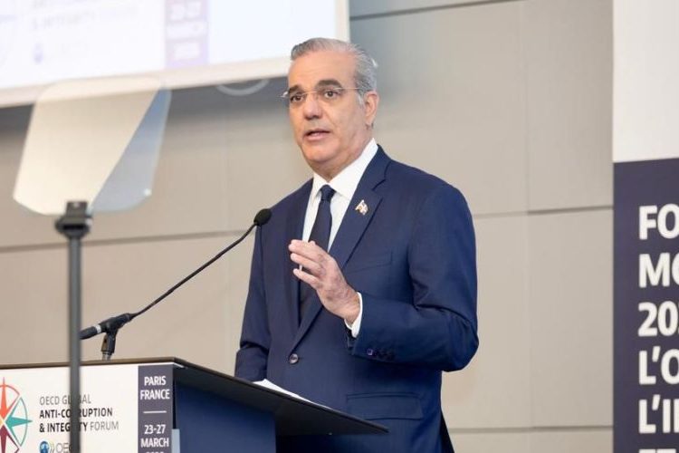 Abinader reafirma la integridad como eje estratégico del Estado en Foro Global Anticorrupción en París