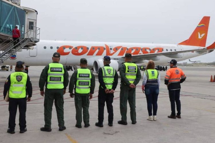 Llegan a Venezuela 171 migrantes en un vuelo de repatriación procedente de Estados Unidos