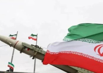 Irán lanza misiles contra la Quinta Flota de EE.UU. y objetivos energéticos israelíes