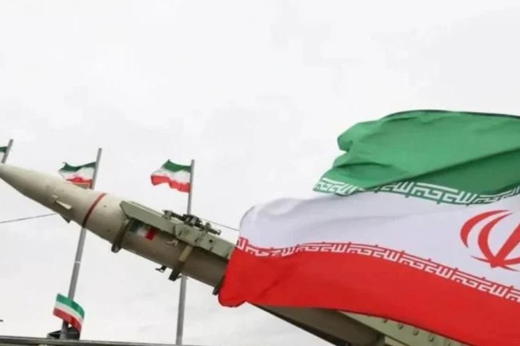 Irán lanza misiles contra la Quinta Flota de EE.UU. y objetivos energéticos israelíes