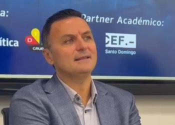 Daniel Ivoskus advierte apatía política global durante anuncio de congreso en Santo Domingo