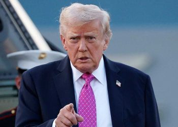 Trump insiste en que el presidente de la Fed es responsable de malversar mucho dinero