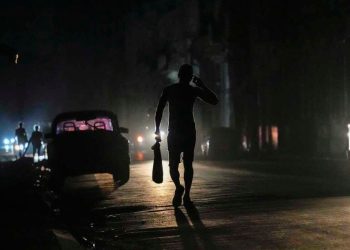 Cuba permanece sin electricidad casi en su totalidad tras su sexto apagón en año y medio