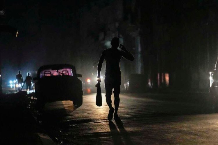 Cuba permanece sin electricidad casi en su totalidad tras su sexto apagón en año y medio