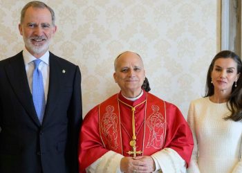 El papa León XIV y los reyes de España se reúnen en el Vaticano durante casi una hora