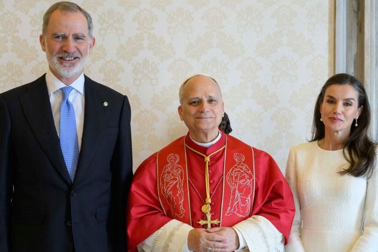 El papa León XIV y los reyes de España se reúnen en el Vaticano durante casi una hora
