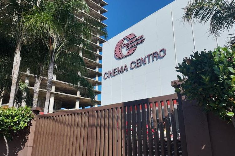 Cinema Centro amanece cerrado y en calma tras tragedia que dejó dos agentes muertos