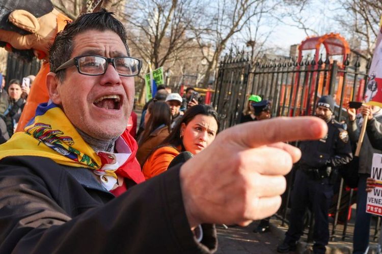 Tensión entre manifestantes divididos antes de audiencia de Maduro: «Yo sí soy venezolano»