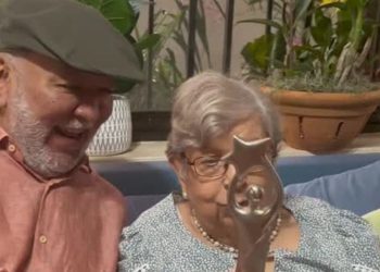 El noble gesto de Jochy Santos con su madre al entregarle “El Gran Soberano”