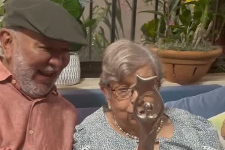 El noble gesto de Jochy Santos con su madre al entregarle “El Gran Soberano”