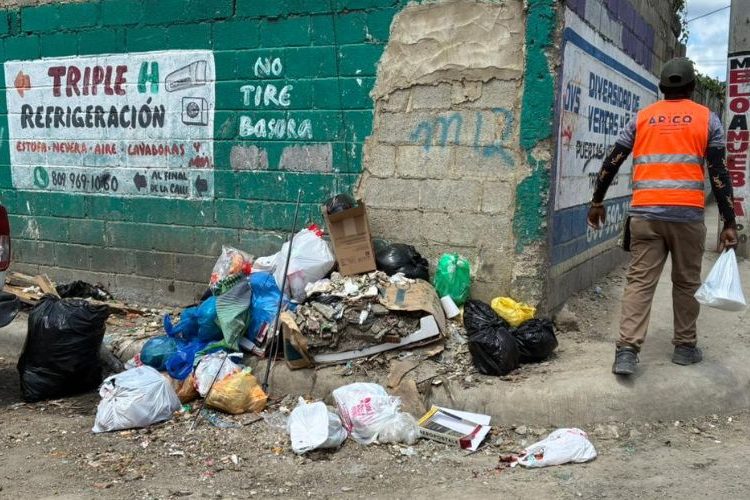 “Una recogida al día no es suficiente”: Villa Mella al grito por el cúmulo basura