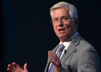 Guerra en Irán podría dañar la economía de EEUU más de lo previsto, dice miembro de la Fed