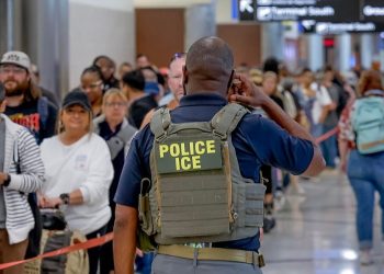 Estados Unidos despliega a los agentes de inmigración en catorce aeropuertos