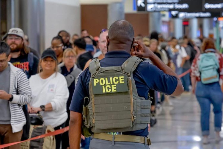Estados Unidos despliega a los agentes de inmigración en catorce aeropuertos