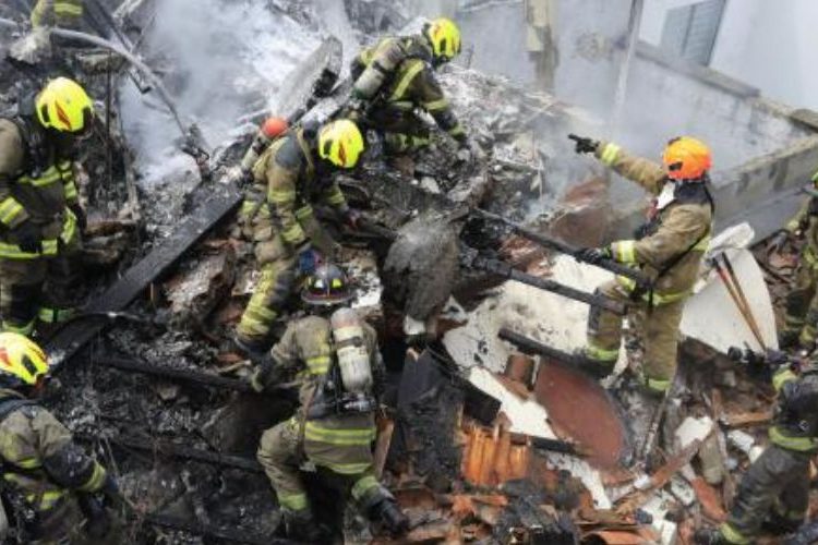 Confirman al menos ocho muertos y 83 heridos en accidente de avión militar en Colombia