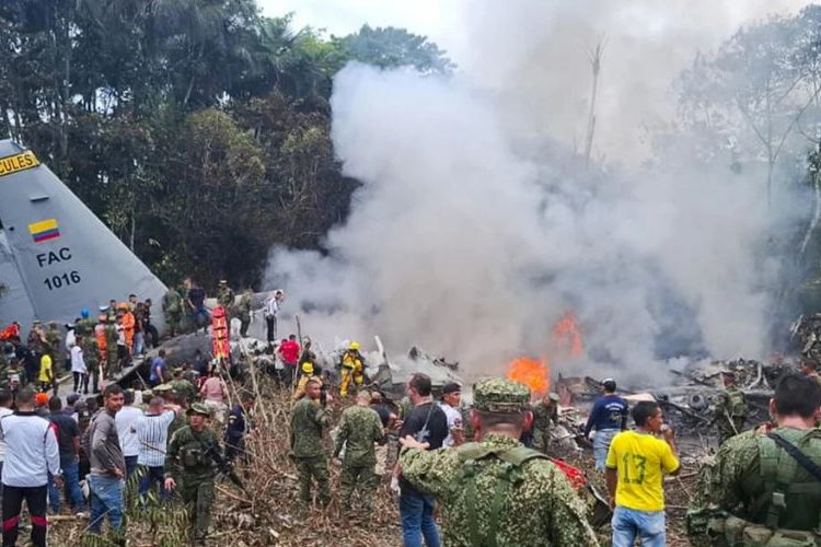 Aumenta a 68 la cifra de muertos en el accidente de avión militar en amazonía colombiana