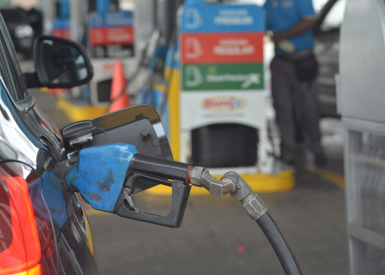 Gobierno mantiene precios de combustibles esenciales