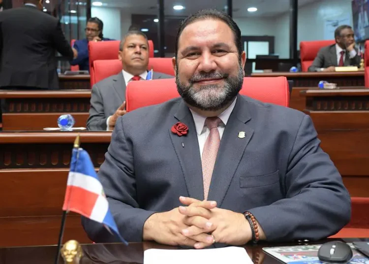 ¿Quién cubre los gastos? Senador de La Vega viaja en helicóptero alquilado