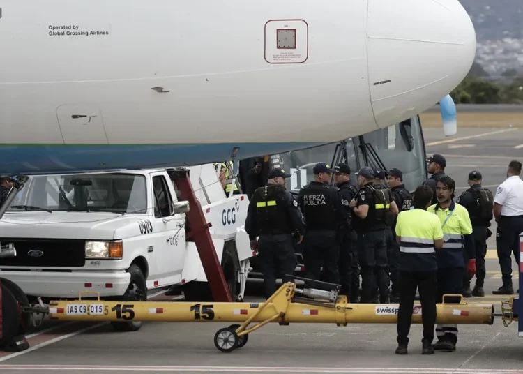 Costa Rica firma un acuerdo con Estados Unidos para recibir a migrantes extranjeros en su territorio