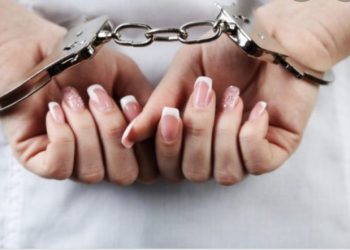 Detienen a mujer tras presunto maltrato infantil captado en transmisión en vivo