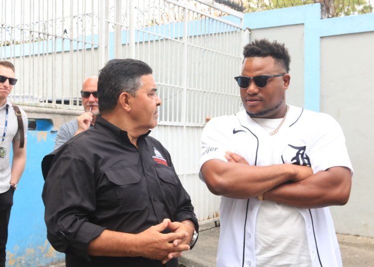 DCNB y Tigres de Detroit donan utilerías deportivas a escuela Aida Cartagena Portalatín en La Zurza