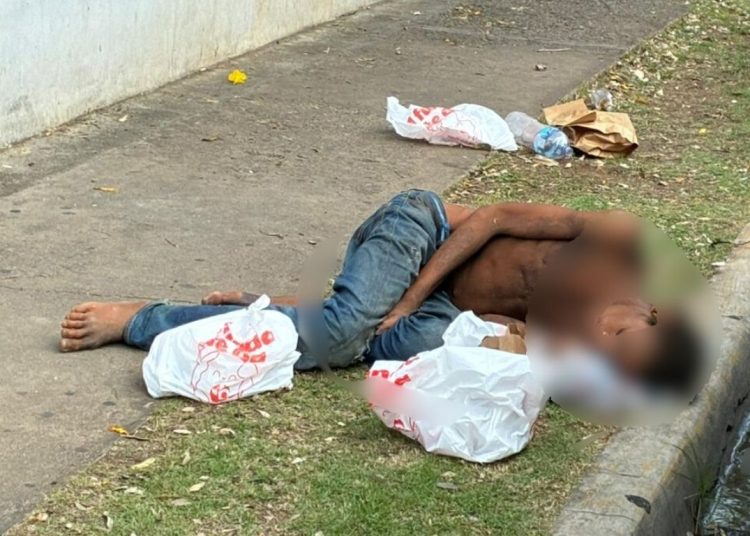 Adolescente en estado crítico genera preocupación en las afueras de supermercado en la Av. Winston Churchill