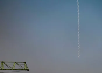 Arabia Saudí, Emiratos y Kuwait dicen que han interceptado ataques lanzados por Irán