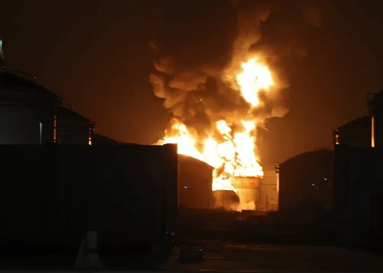 Irán lanza una nueva oleada de ataques contra Israel y países del Golfo