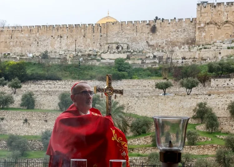La Policía israelí impide al Patriarca Latino de Jerusalén dar la misa del Domingo de Ramos