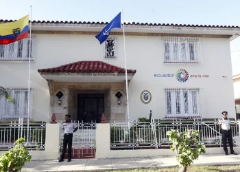 Ecuador expulsa al personal diplomático de Cuba y retira a su embajador en La Habana