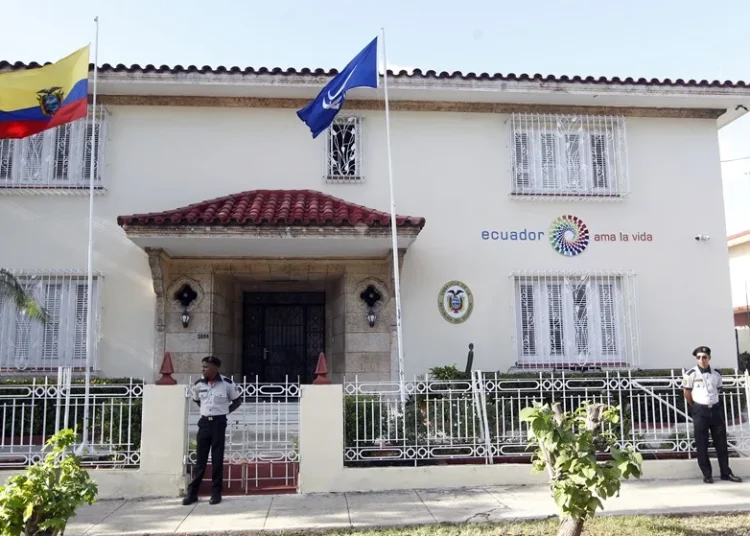Ecuador expulsa al personal diplomático de Cuba y retira a su embajador en La Habana