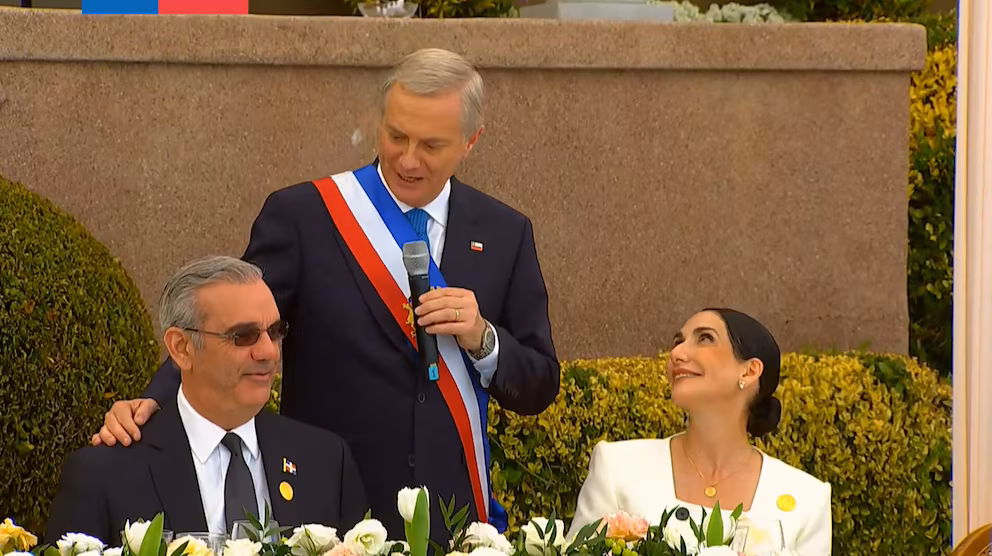 Kast rompe protocolo para felicitar a Abinader por su aniversario de matrimonio