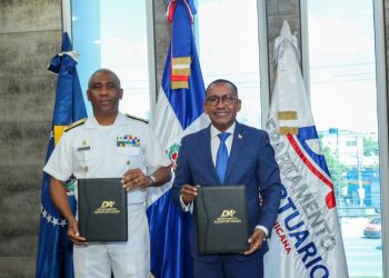 Departamento Aeroportuario y Armada firman acuerdo para ofrecer apoyo en situaciones de riesgo