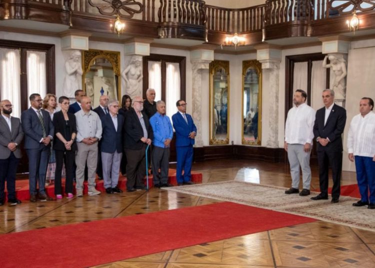 Abinader juramenta comité gestor del Observatorio Ambiental