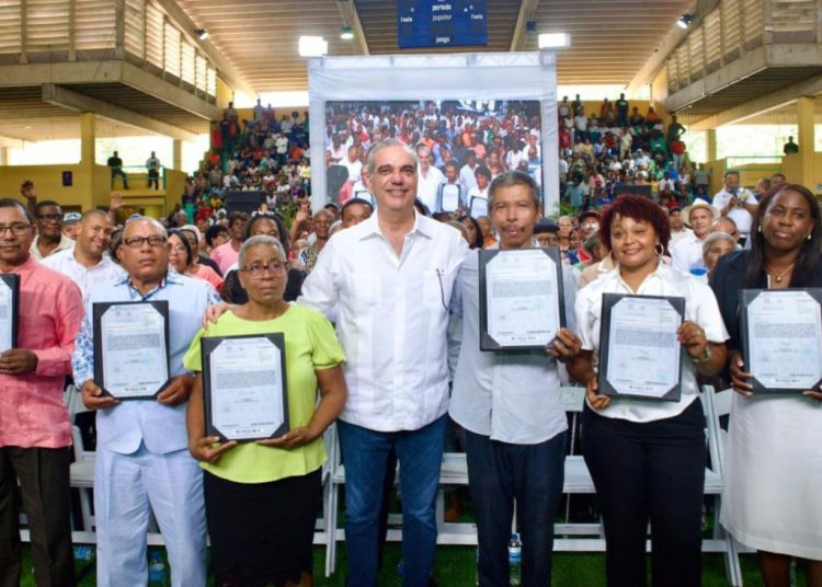 Abinader entrega 2,315 títulos de propiedad en San Pedro de Macorís