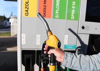Francia descarta ayudas directas a combustibles porque ya no tiene medios para acometerlas